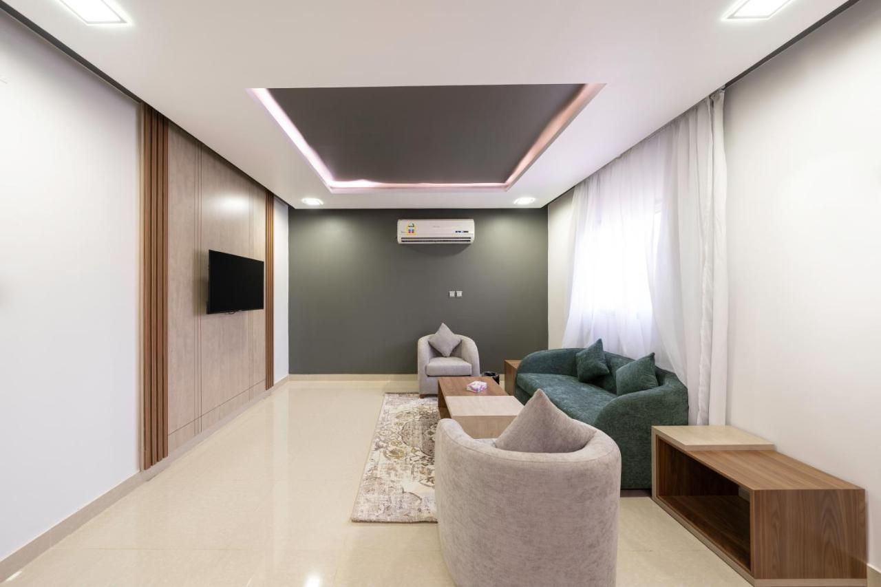 Mirada Gold Jizan - Resort & Private Pools Eksteriør billede A living room with a suspended ceiling